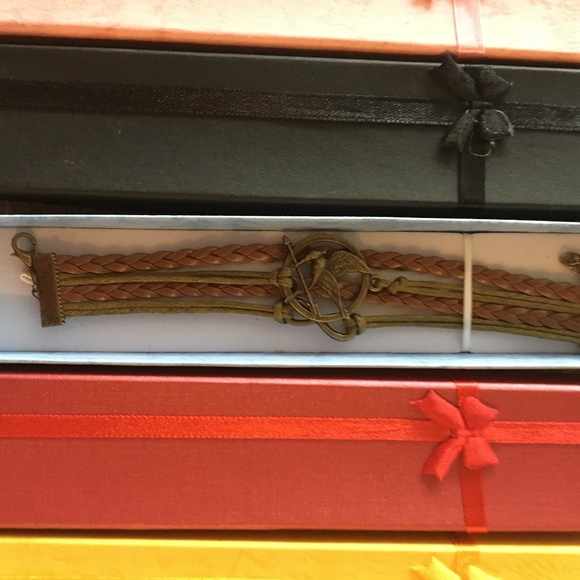 🎉HP🎉Hunger Games Leather Infinity Bracelet w/Box - Picture 3 of 5